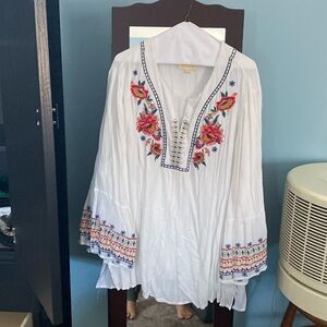 Lucy & Laurel embroided floral tunic Size 2x